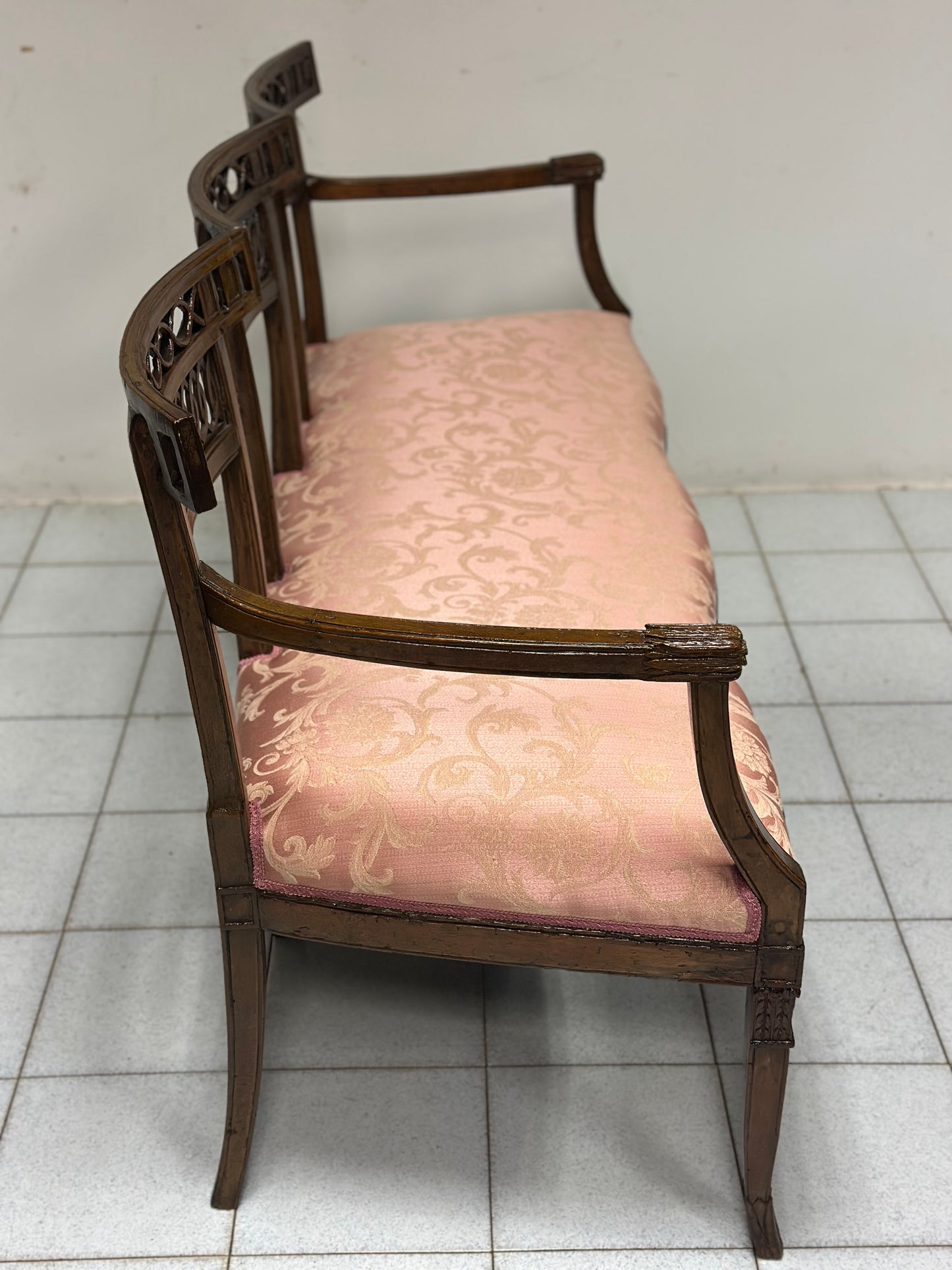 Divano Luigi XVI in noce.  Venezia fine 700