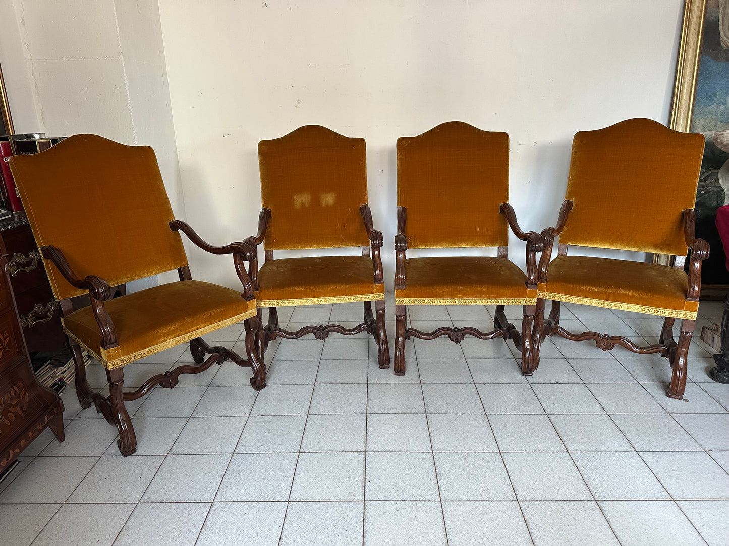 Gruppo di quattro troni  a ossa di montone . Lombardia fine
600