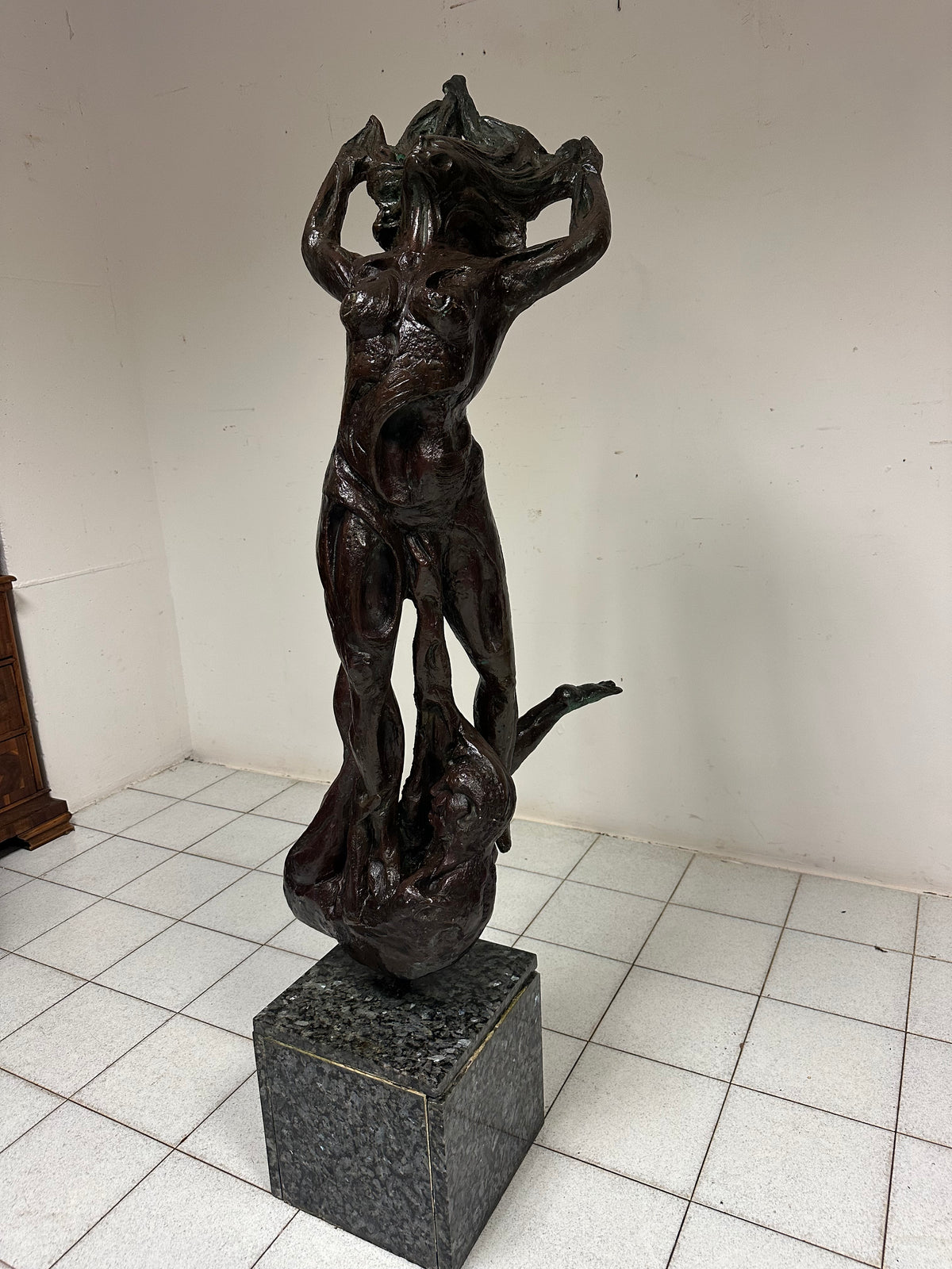 Scultura in bronzo patinato Fanciulla al vento . XX secolo altezza 174 cm