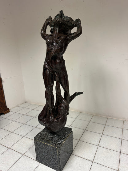 Scultura in bronzo patinato Fanciulla al vento . XX secolo altezza 174 cm