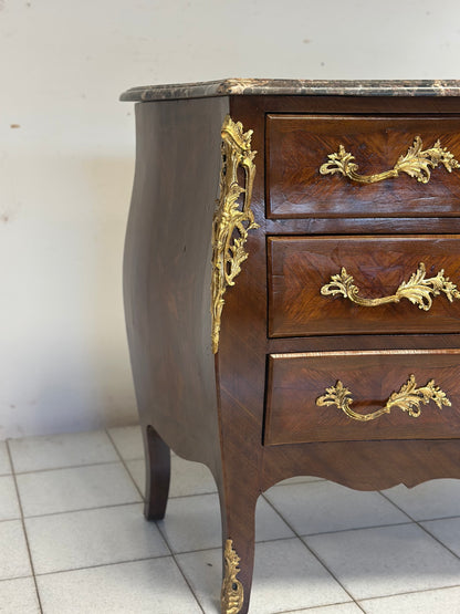 Cassettone a forma bombata bois  de rosa ebano viola 
XIX secolo Napoleone III (restaurato)