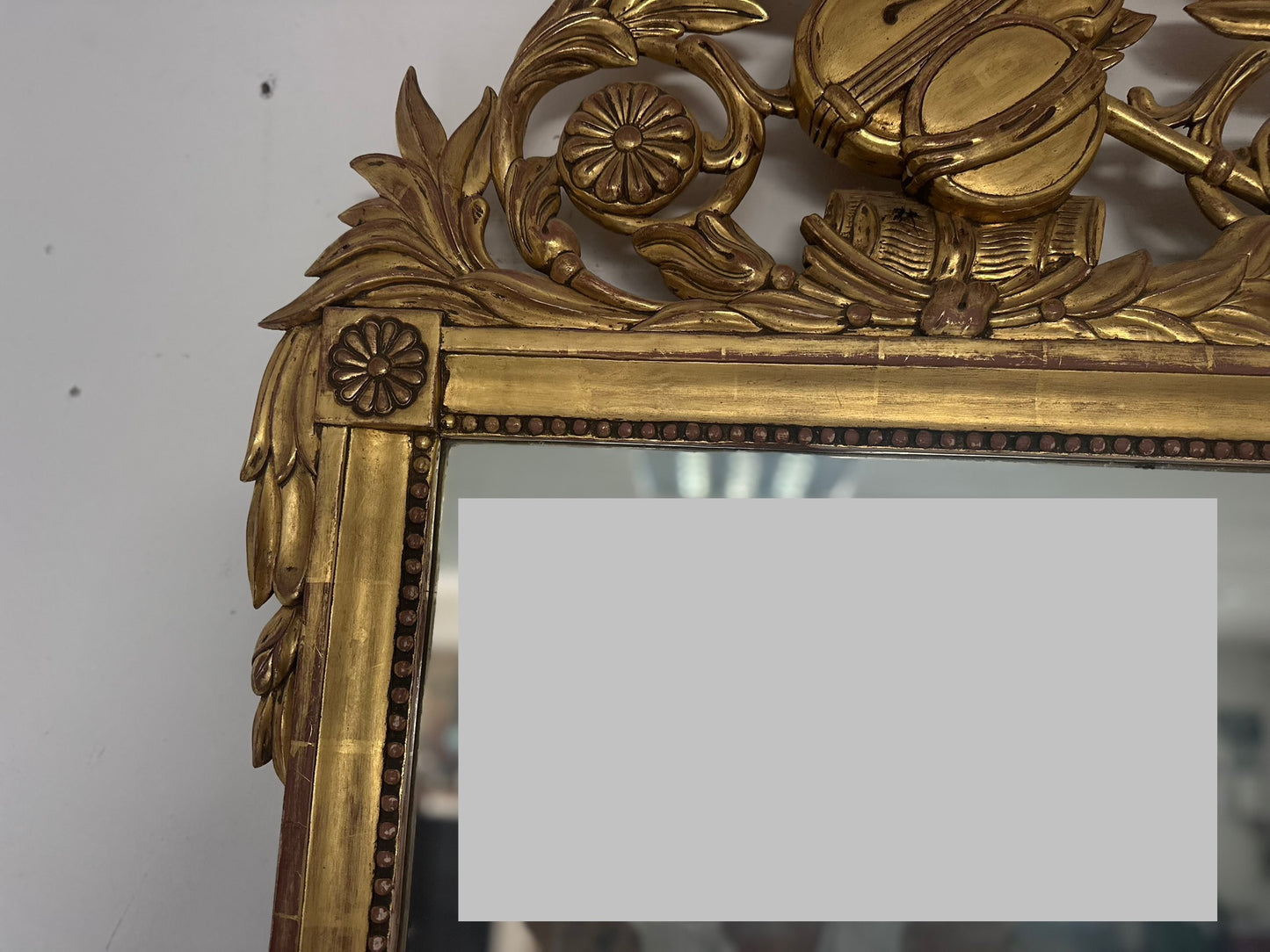 Specchiera in legno intagliato e dorato a foglia.   Toscana epoca impero  prima metà 800