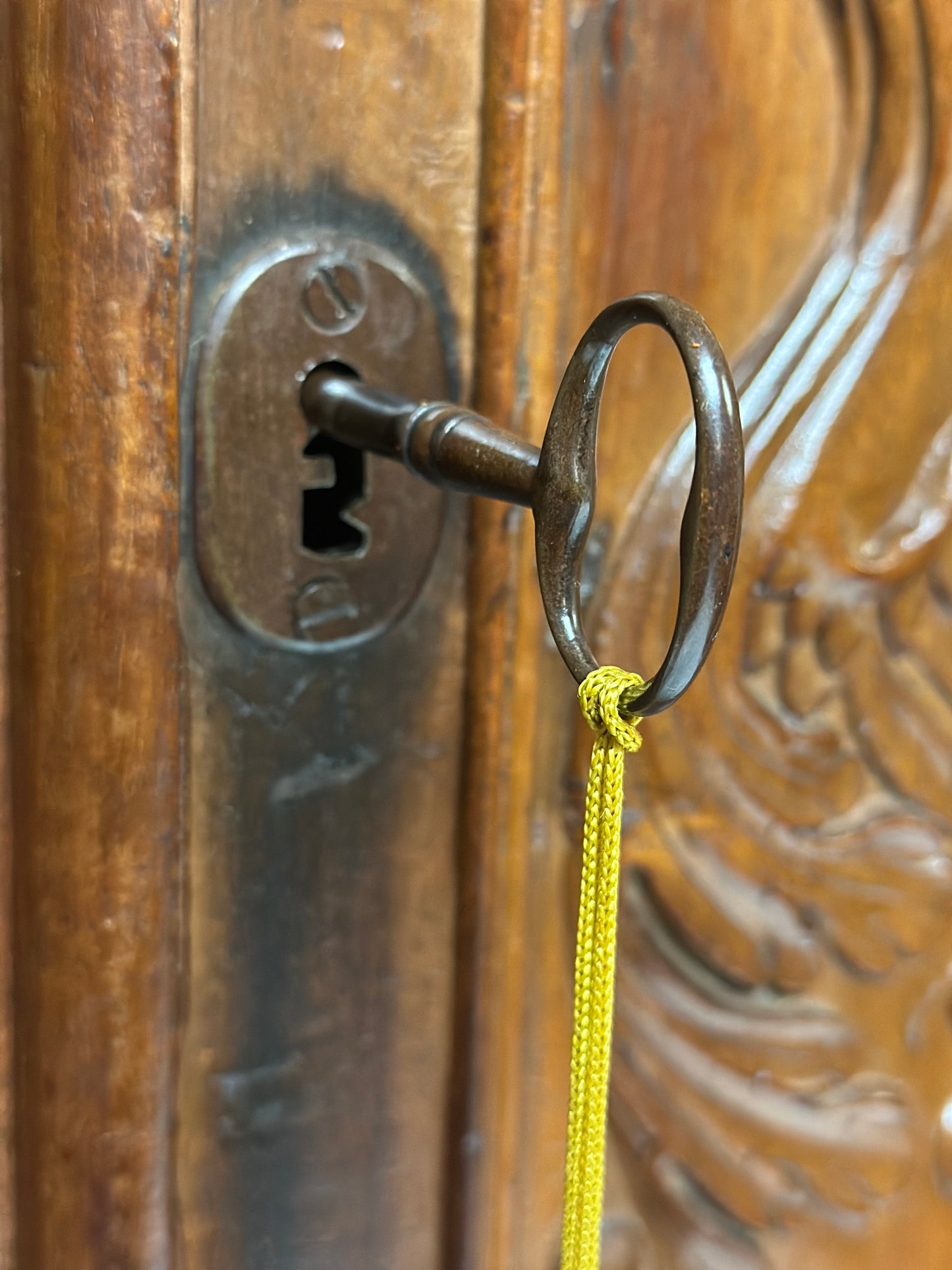 Credenza doppio corpo scolpita . Lombardia XVII secolo
