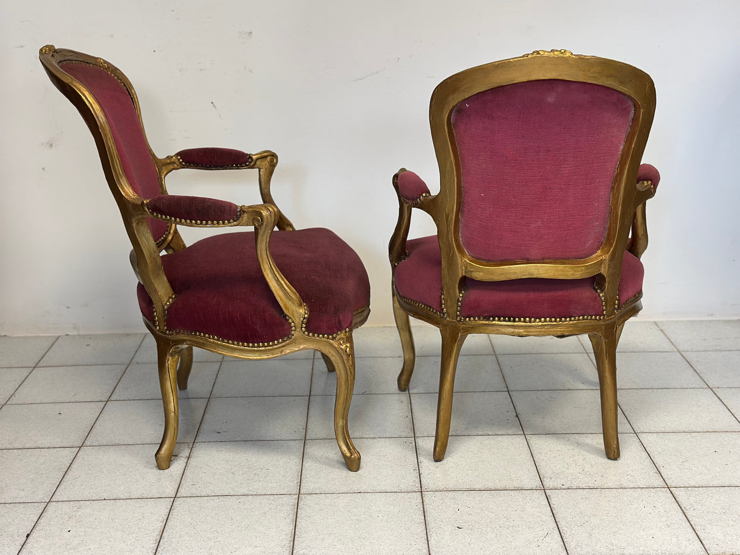 Coppia di poltrone in legno intagliato e  dorato.   Lombardia XIX secolo