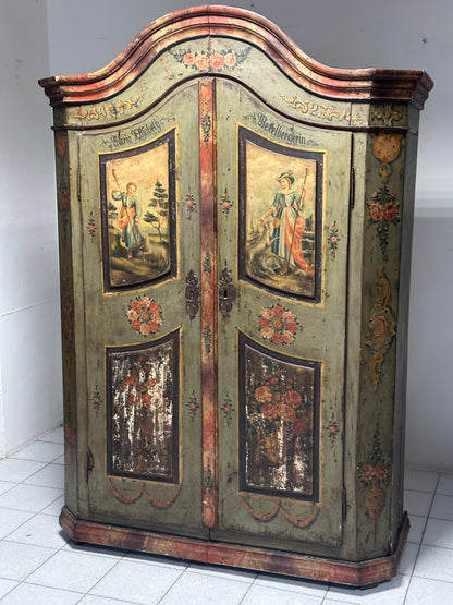 Armadio dipinto laccato tirolese con cappello a gendarme
epoca metà 700.
