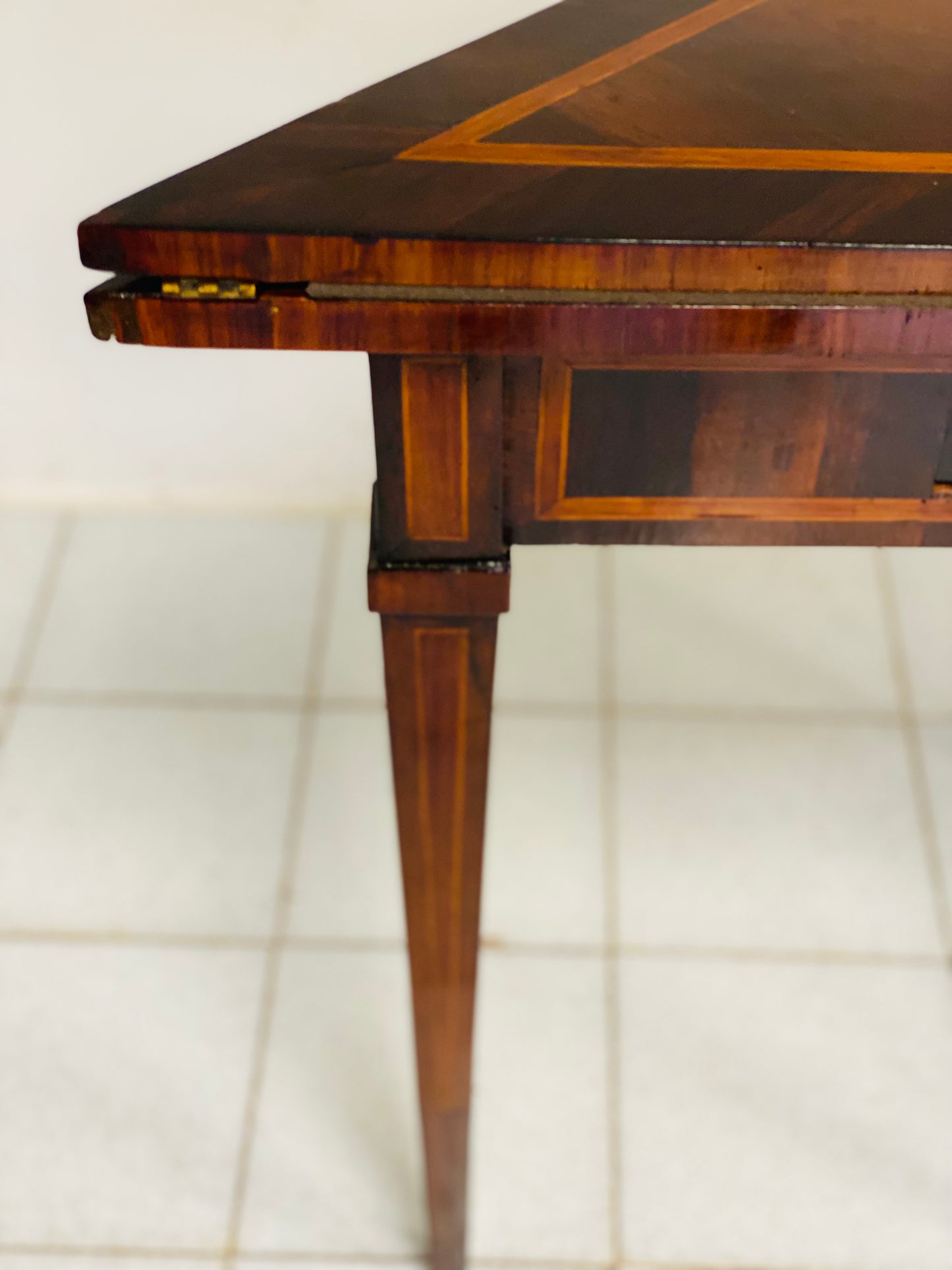 Tavolino da gioco luigi xvi . Genova fine 700.
