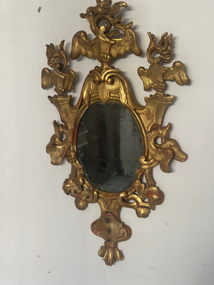 Specchiera a ventola Luigi XV epoca 700 vetro al mercurio dorata a foglia. Firenze Lucca 700.
Misure: 91 x 52