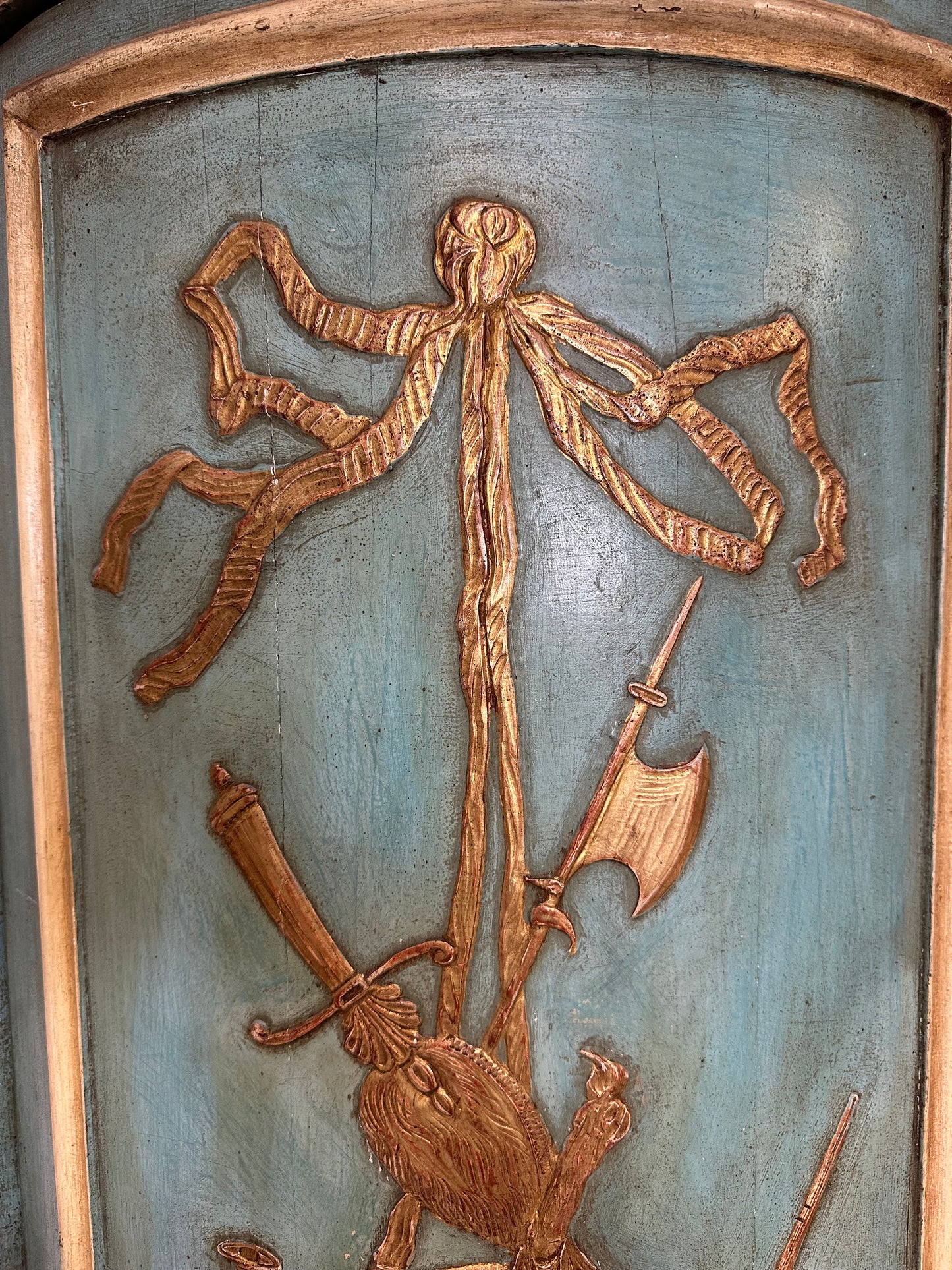 Angoliera bombata laccata dipinta , Toscana Luigi XIV.  Fine 600 inizio 700