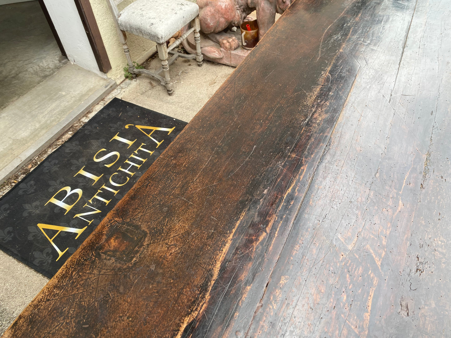 Walnut reel table. Bologna 17th century