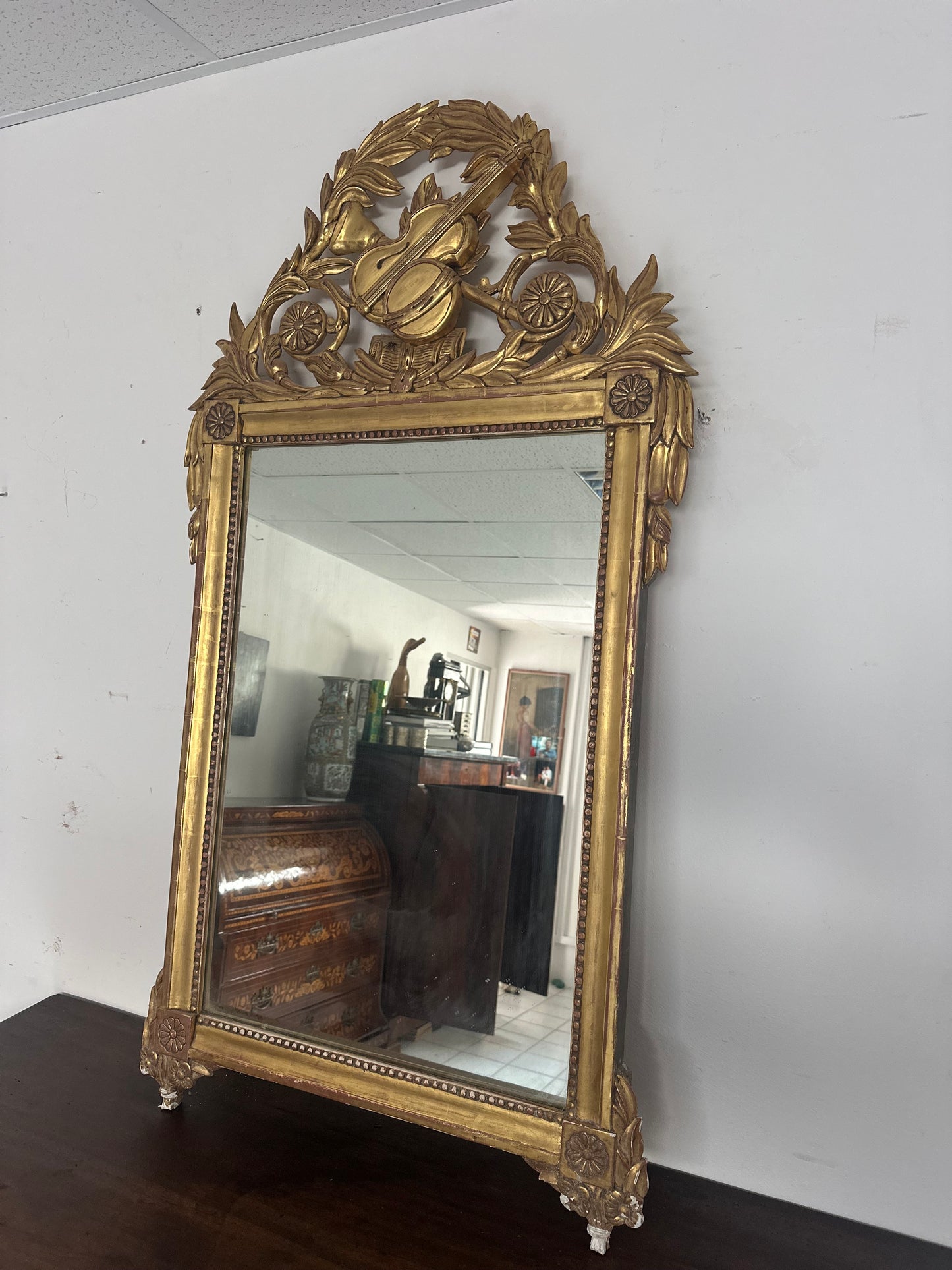 Specchiera in legno intagliato e dorato a foglia.   Toscana epoca impero  prima metà 800