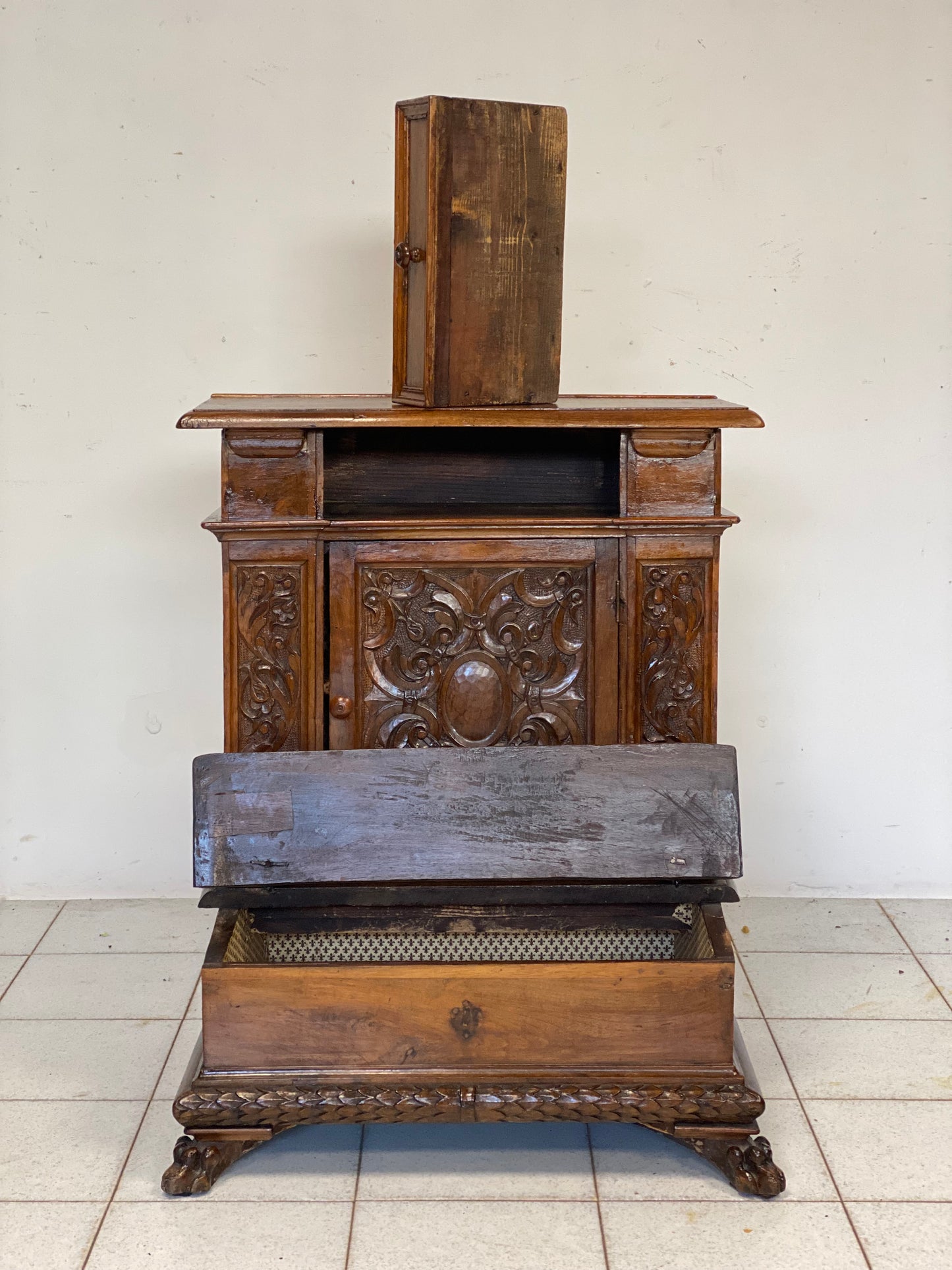 Sculpted kneeler. Lombardy early 17th century