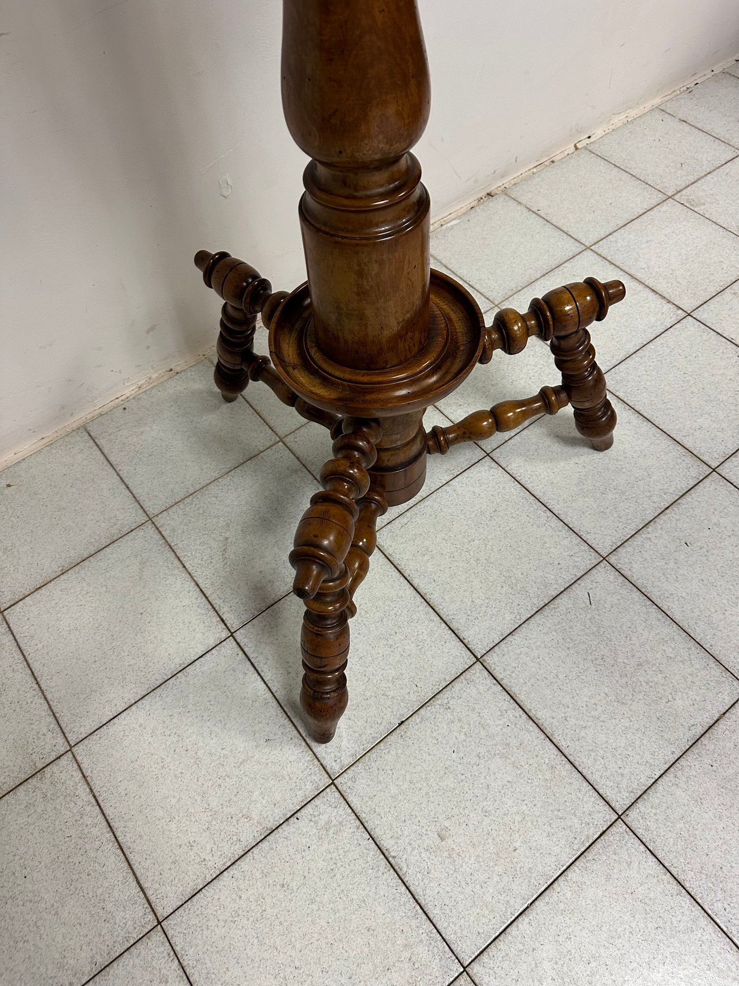 Attaccapanni in noce a rocchetto, XIX secolo.