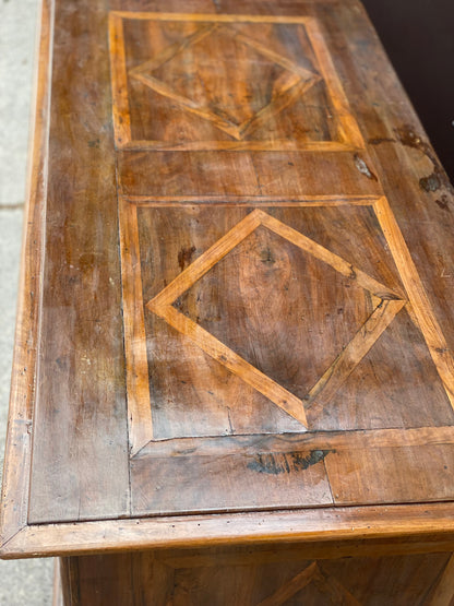 Louis XIV veneered inlaid chest of drawers. Modena late 17th century
