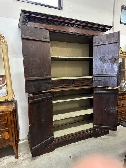 Credenza doppio corpo . Emilia Modena Bologna prima metà dell’ 600