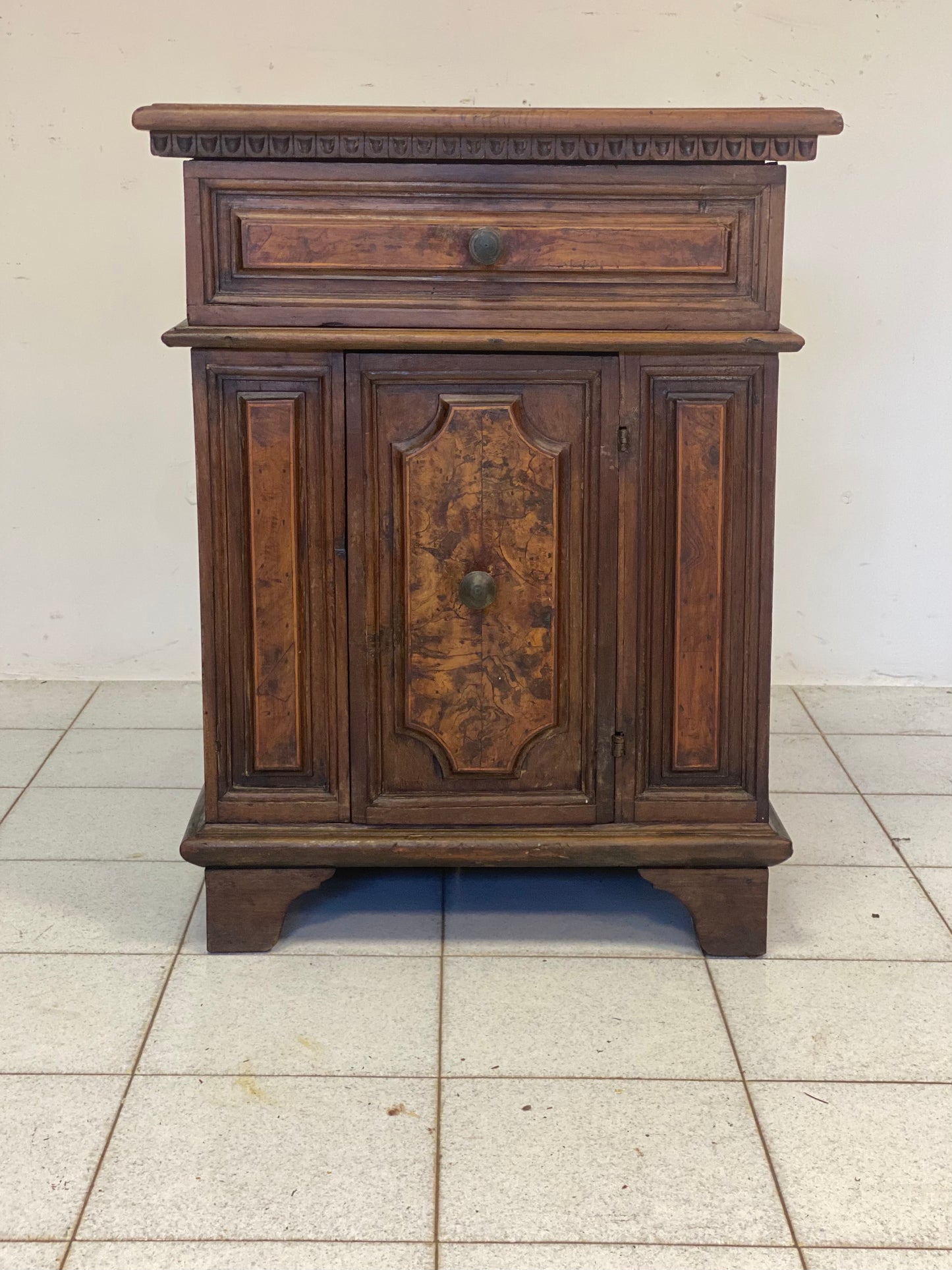 Mobiletto una porta con cassetto . XVII secolo
