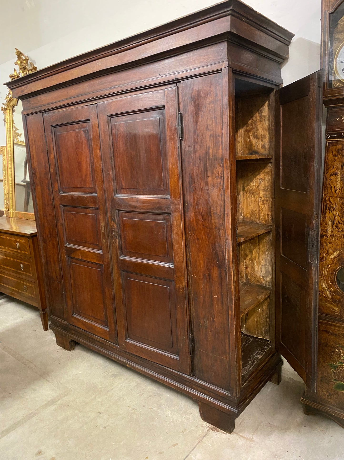 Armadio lombardo in noce con porte laterali .Cremona primi 700
