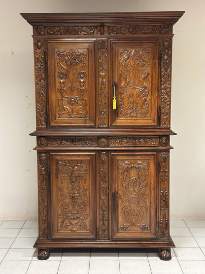 Credenza doppio corpo scolpita . Lombardia XVII secolo