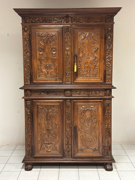 Credenza doppio corpo scolpita . Lombardia XVII secolo