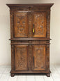 Credenza doppio corpo scolpita . Lombardia XVII secolo