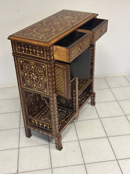 Credenza intarsiata alla maniera di Adriano Brambilla . Milano fine XIX secolo