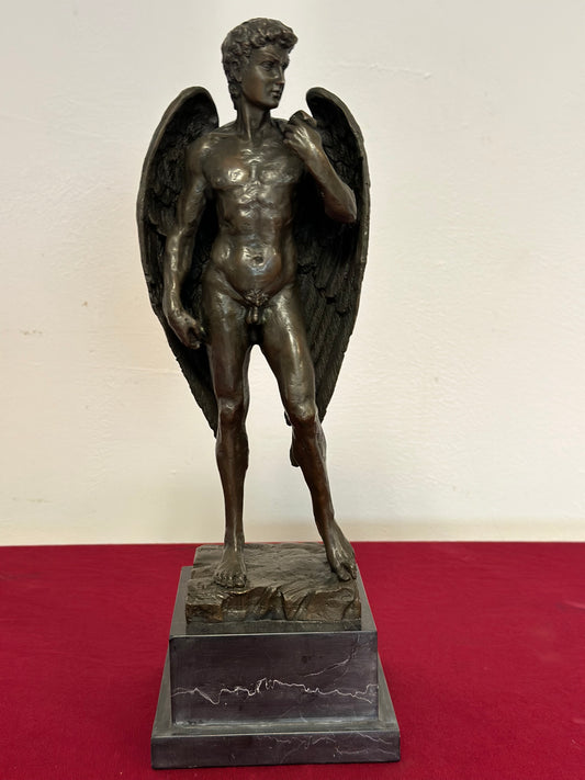 Scultura in bronzo su base in marmo . XX secolo
