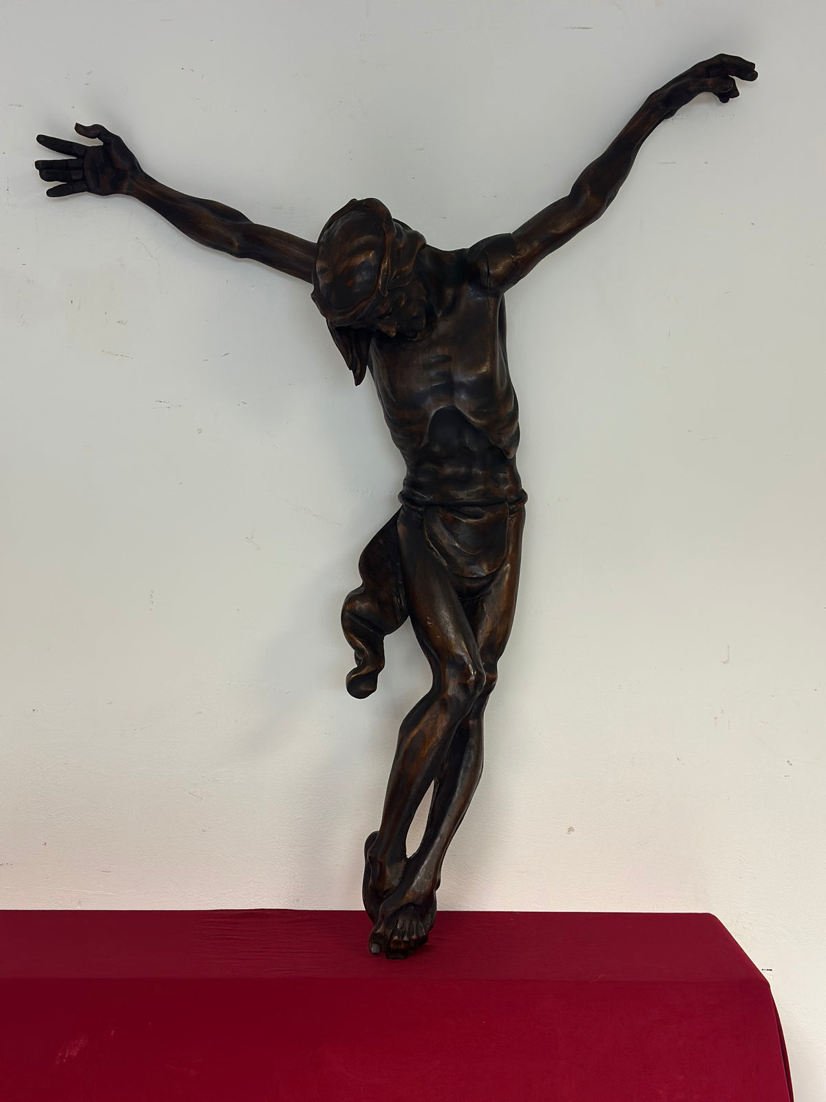 Scultura in legno intagliato essenza legno di tiglio raffigurante il Cristo crocifisso . Milano prima metà dell'800.