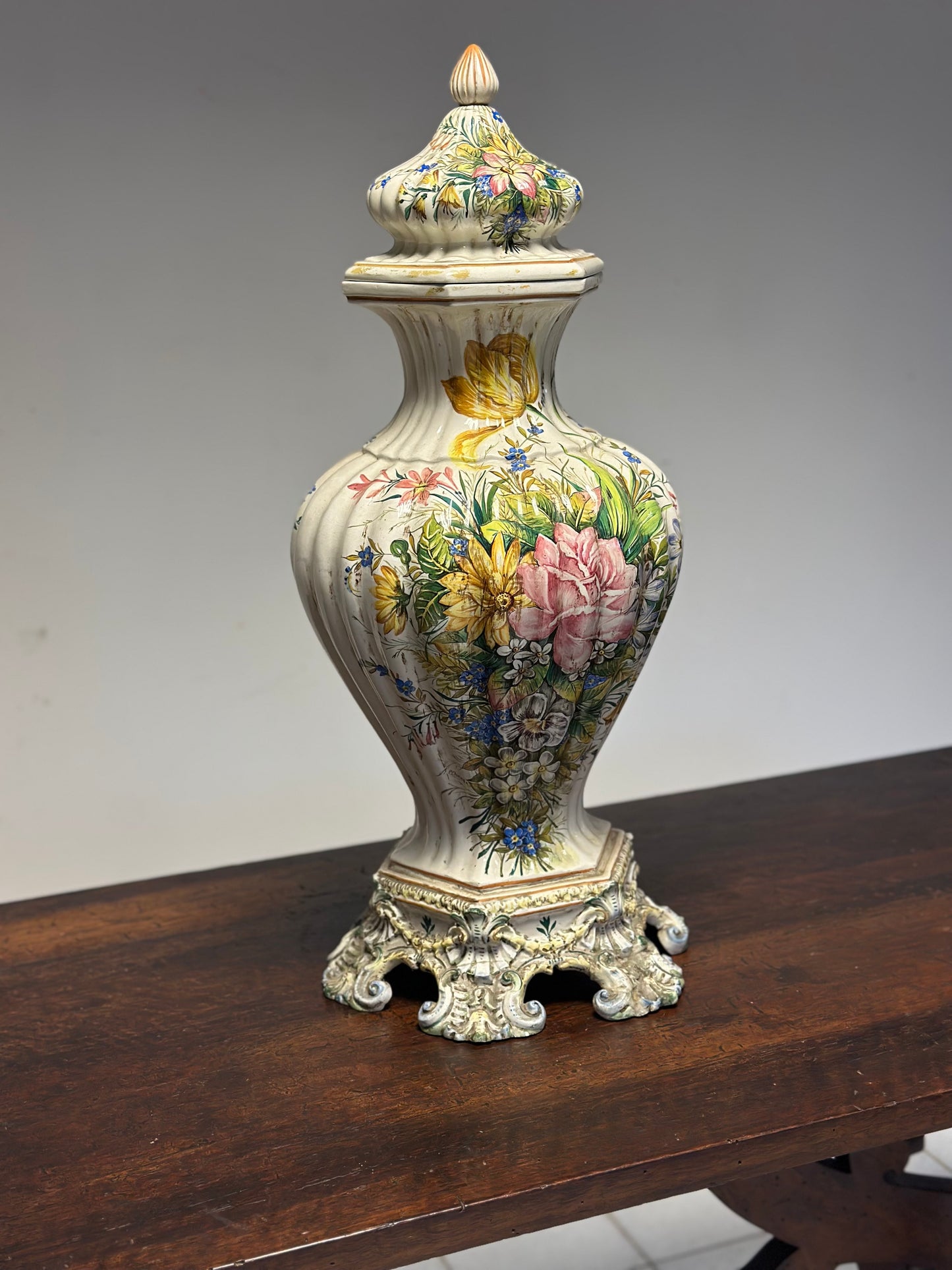 Vaso in maiolica dipinta . Bassano inizio XX secolo
