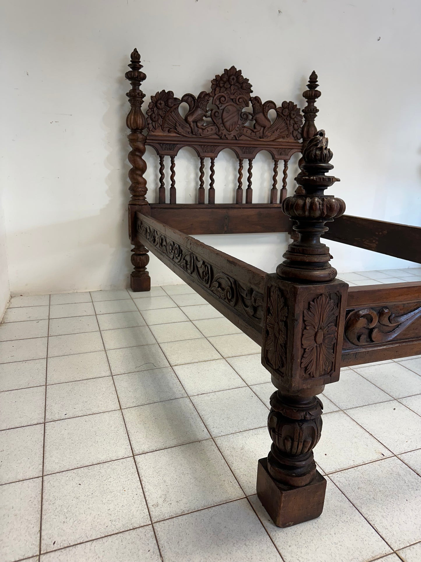Letto scolpito in noce . Lombardia XVII secolo