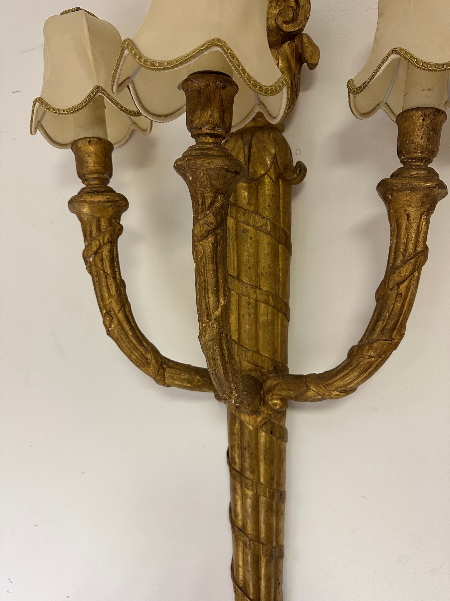 Grande applique Luigi XVI in legno intagliato e dorato