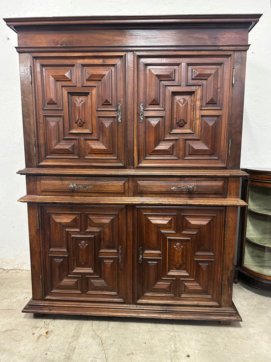 Credenza doppio corpo in noce . XVII secolo