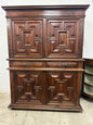 Credenza doppio corpo in noce . XVII secolo