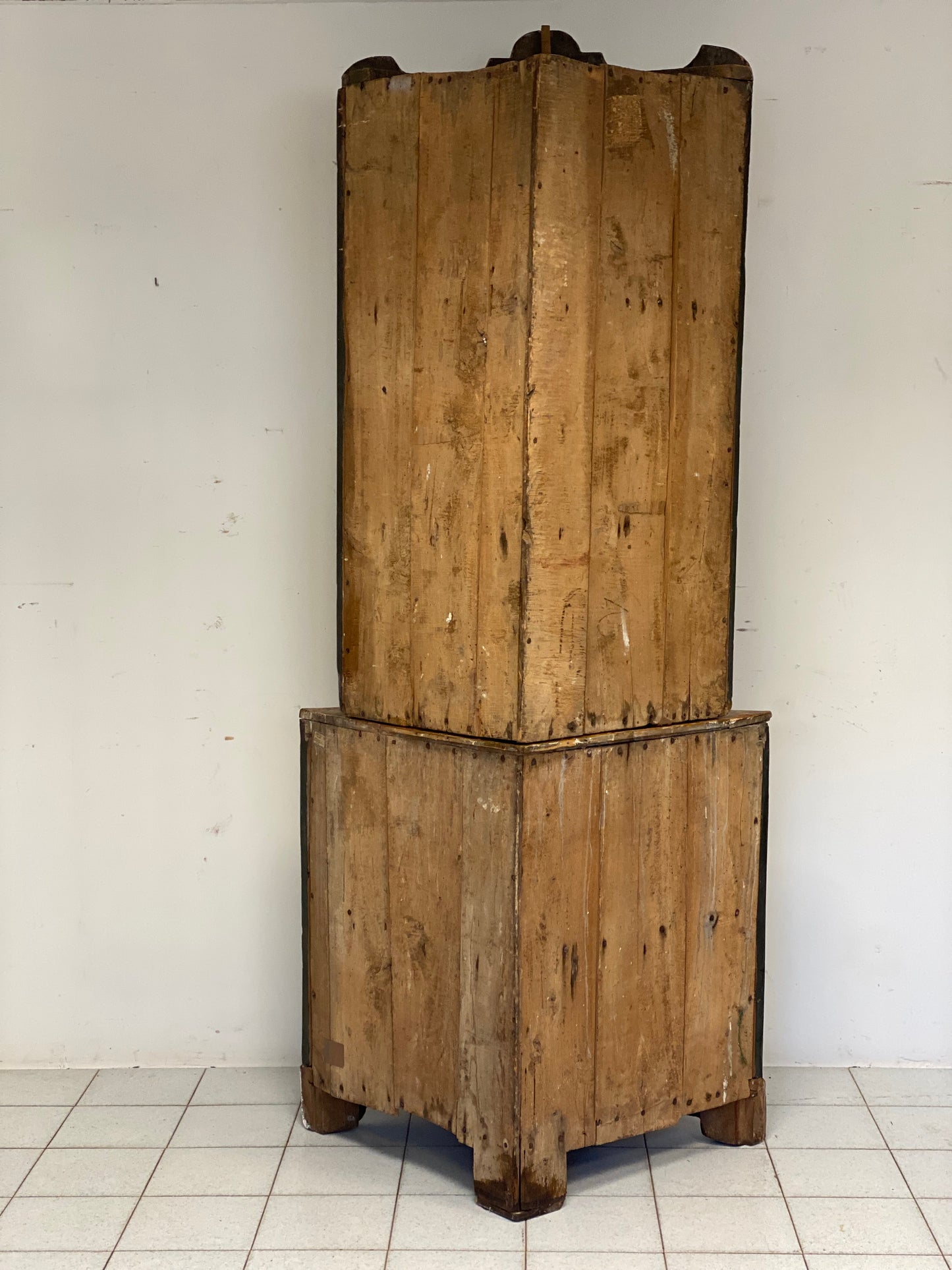 Angoliera Luigi XV bombata in legno laccato e dorato . Inizio XVIII secolo