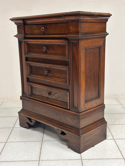 Cassettone Luigi XIV in noce. Toscana fine 600