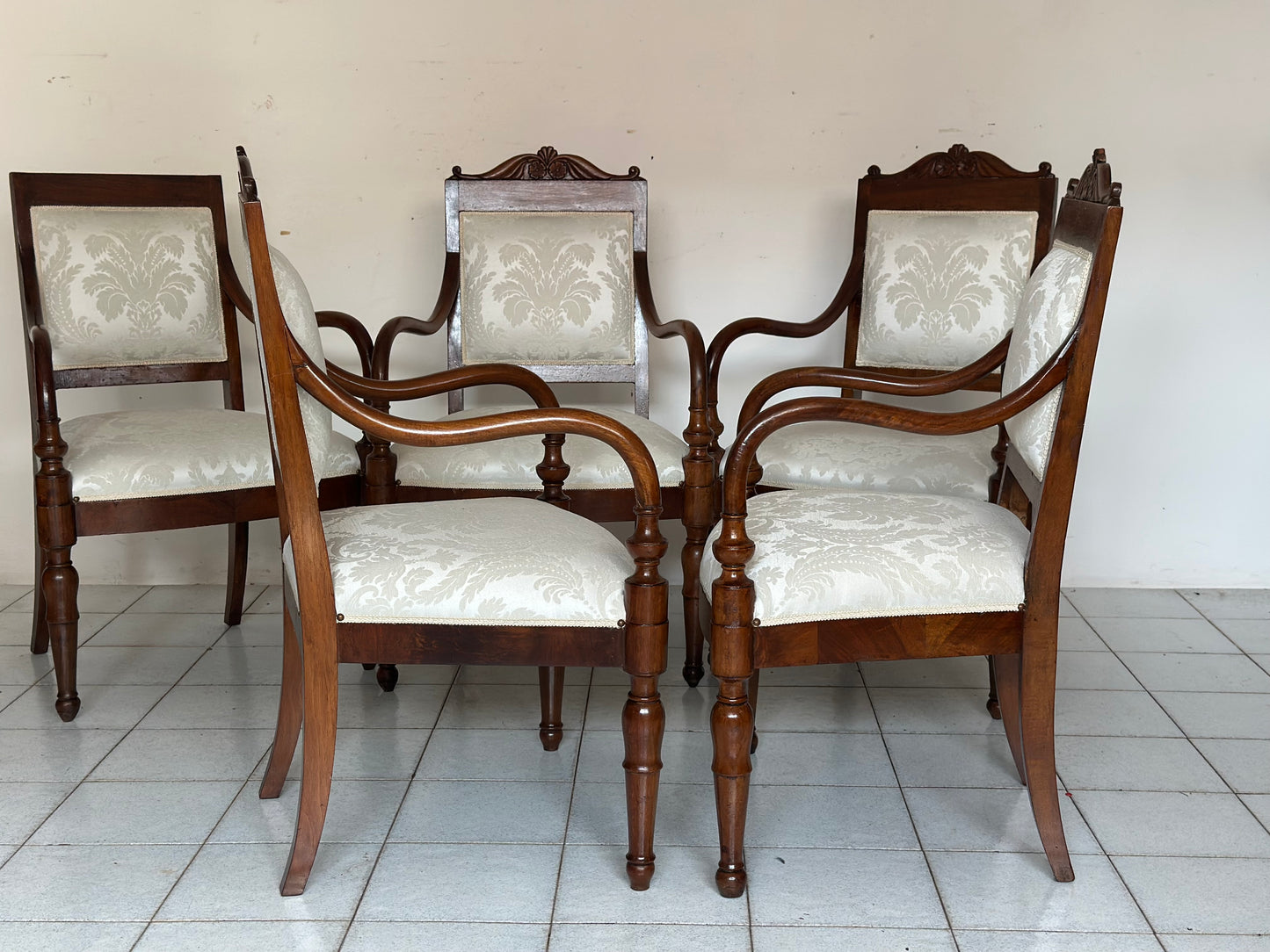 Gruppo di cinque poltrone lombarde Carlo X in noce. Prima metà XIX secolo. Restaurate