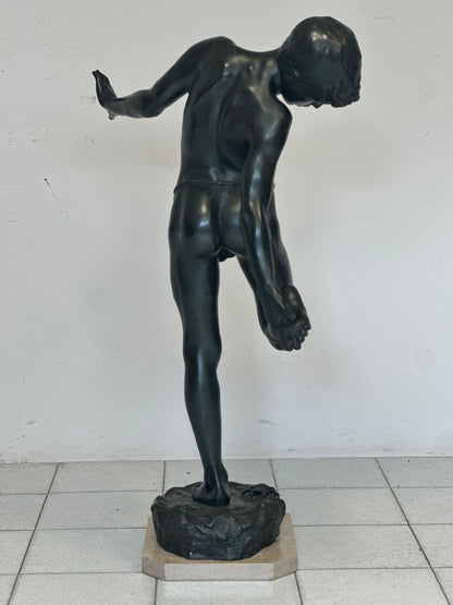 Fanciullo morso da un granchio . Bronzo.  Altezza 103 cm