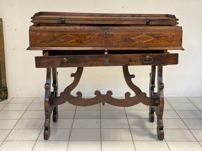 Scrivania San Filippo Luigi XIV lombarda veneta.  Fine 600