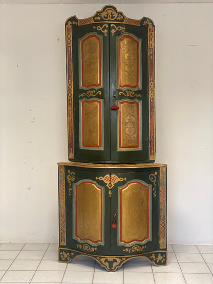 Angoliera Luigi XV bombata in legno laccato e dorato . Inizio XVIII secolo