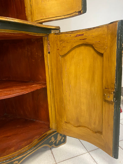Angoliera Luigi XV bombata in legno laccato e dorato . Inizio XVIII secolo
