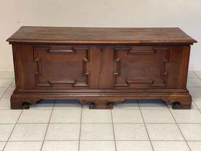 Walnut chest. Reggio Emilia 17th century