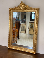 Specchiera dorata con stemma . Lombardia XIX secolo