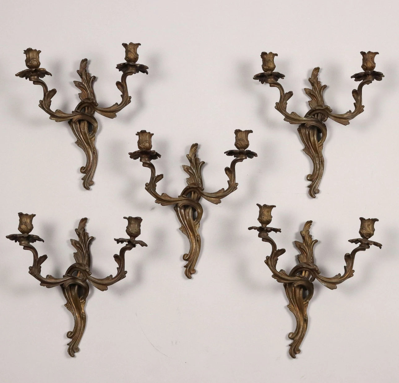 Gruppo di cinque applique a due luci in bronzo.  XIX secolo