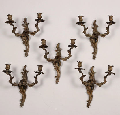 Gruppo di cinque applique a due luci in bronzo.  XIX secolo