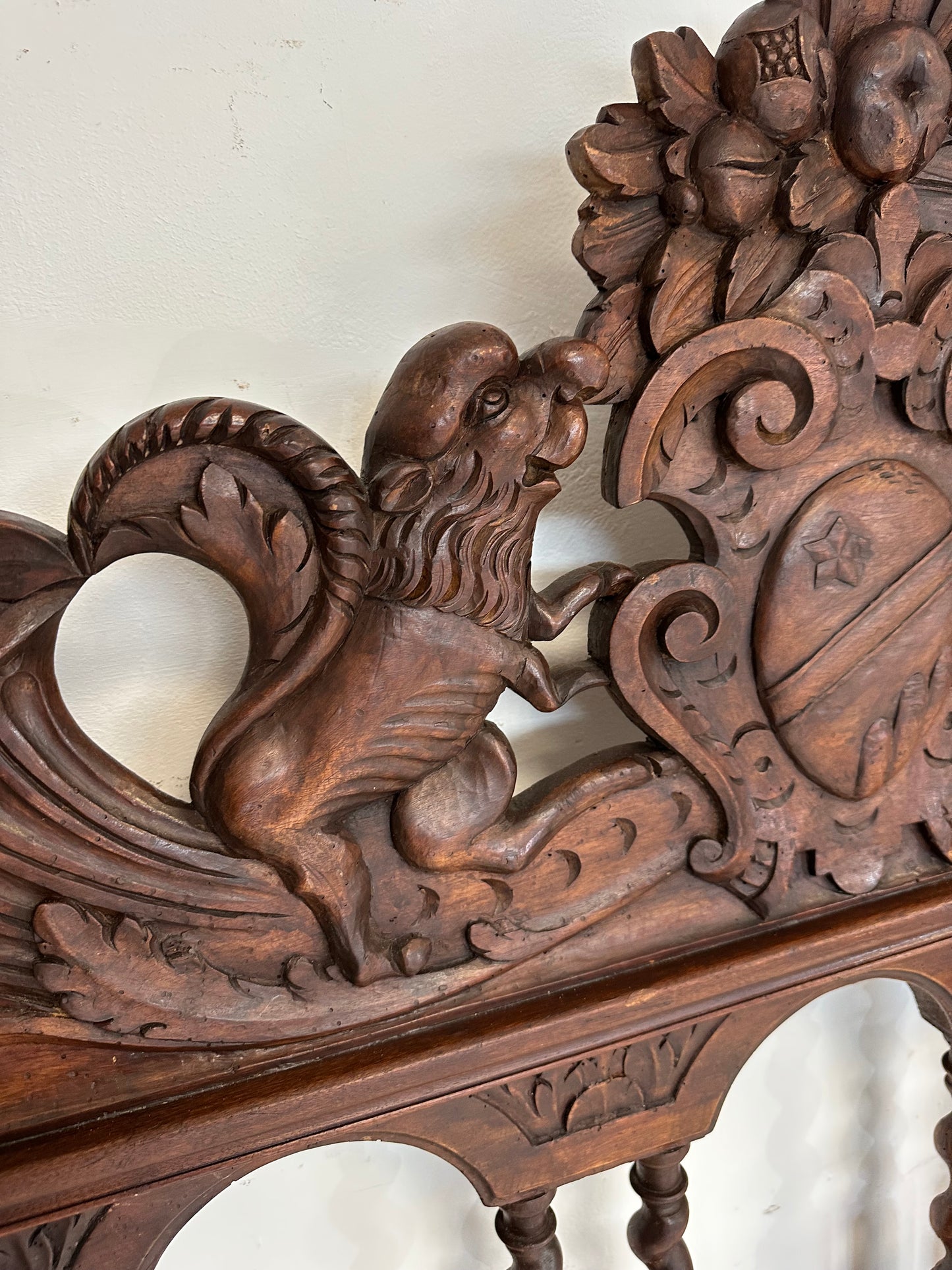 Letto scolpito in noce . Lombardia XVII secolo