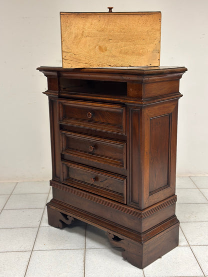 Cassettone Luigi XIV in noce. Toscana fine 600