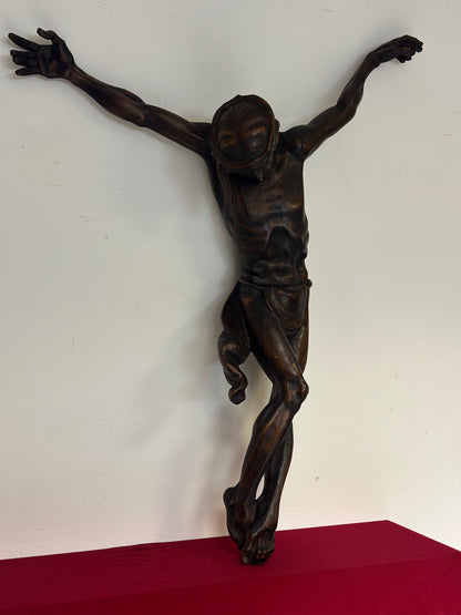 Scultura in legno intagliato essenza legno di tiglio raffigurante il Cristo crocifisso . Milano prima metà dell'800.