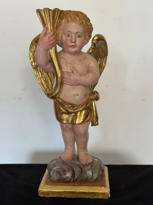 Angelo reggicornucopia in legno intagliato dorato. XVIII secolo.