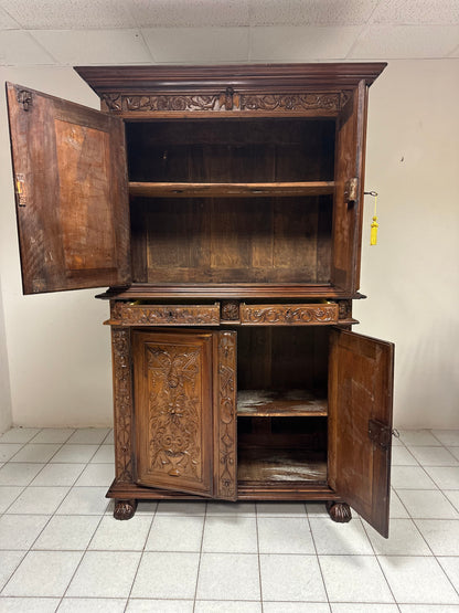Credenza doppio corpo scolpita . Lombardia XVII secolo