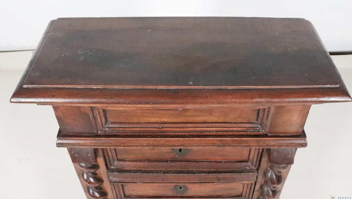Mobiletto con tre cassetti in legno di noce . Roma XVII secolo