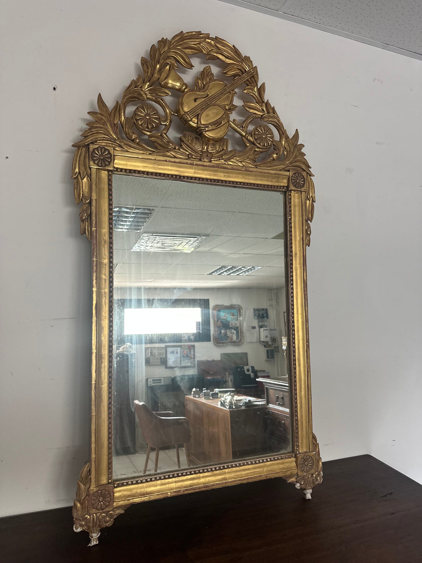 Specchiera in legno intagliato e dorato a foglia.   Toscana epoca impero  prima metà 800