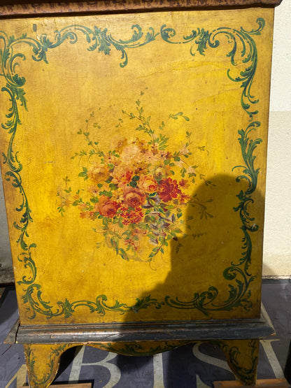 Orologio a pendolo laccato dipinto . Venezia primi 800